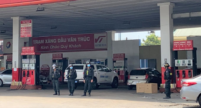 lực lượng chức năng tiến hành lấy mẫu xăng.