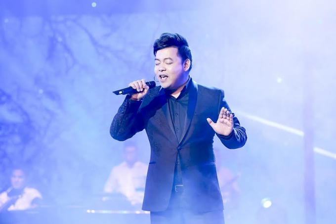 Quang Lê chinh phục khán giả bằng giọng hát ngọt ngào và sự hài hước dí dỏm.