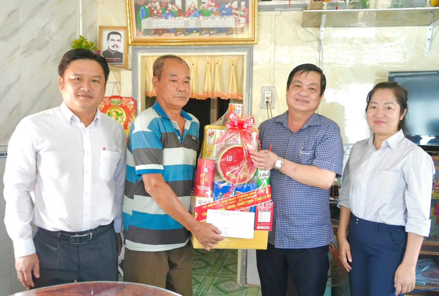 Ông Huỳnh Chí Nguyện - Phó Chủ tịch UBND tỉnh Cà Mau, trao quà cho thương binh Trần Công Nghiệp (xã Vĩnh Mỹ).