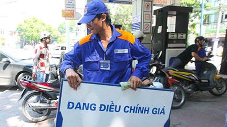 Theo tính toán, giá dầu thô đã giảm tới hơn 40% trong năm 2015 nhưng giá xăng bán lẻ trong nước chỉ giảm khoảng 12% và giá dầu giảm 30% (Ảnh minh họa).