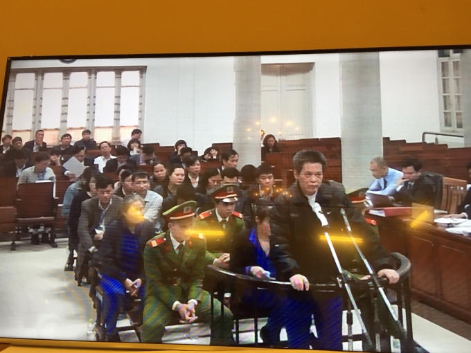 Phạm Thanh Tân, cựu TGĐ Agribank trước vành móng ngựa sáng nay (Ảnh: Duy Khương)