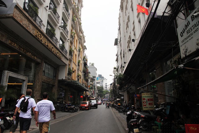 Gia Ngư là nơi phố tập trung nhiều khách sạn lớn nhất khu vực phố cổ Hà Nội, luôn tấp nập du khách nước ngoài.
