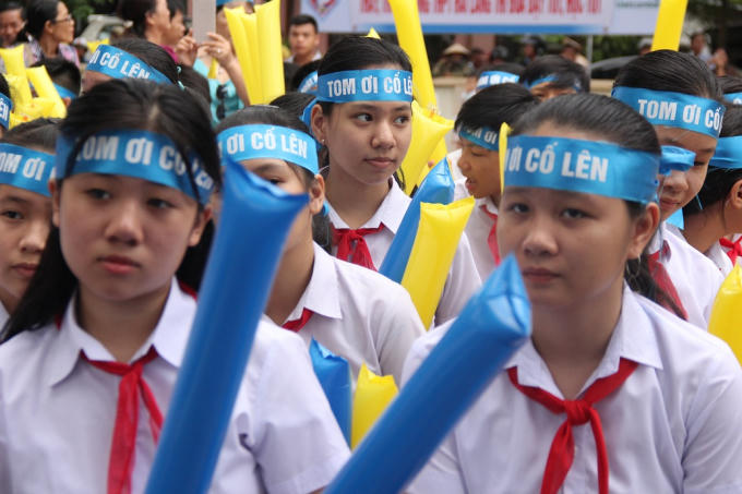 Rất nhiều băng rôn, khẩu hiệu được các bạn học sinh mang để cổ vũ cho 'cậu bé Google'.