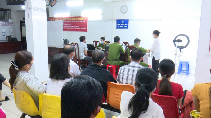 Dù đã khuya những Phòng Cảnh sát quản lý hành chính vẫn còn đông người dân làm CCCD.