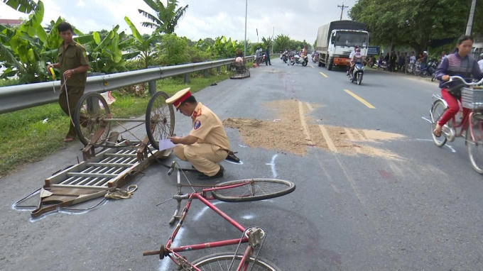 Lực lượng chức năng khám nghiệm hiện trường (Ảnh do công an cung cấp).
