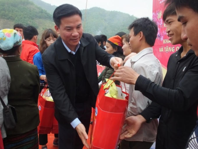 Phó Bí Thư thường trực Tỉnh ủy Thanh Hóa - Đỗ Trọng Hưng đưa Tết sớm đến bà con xã Trung Sơn.
