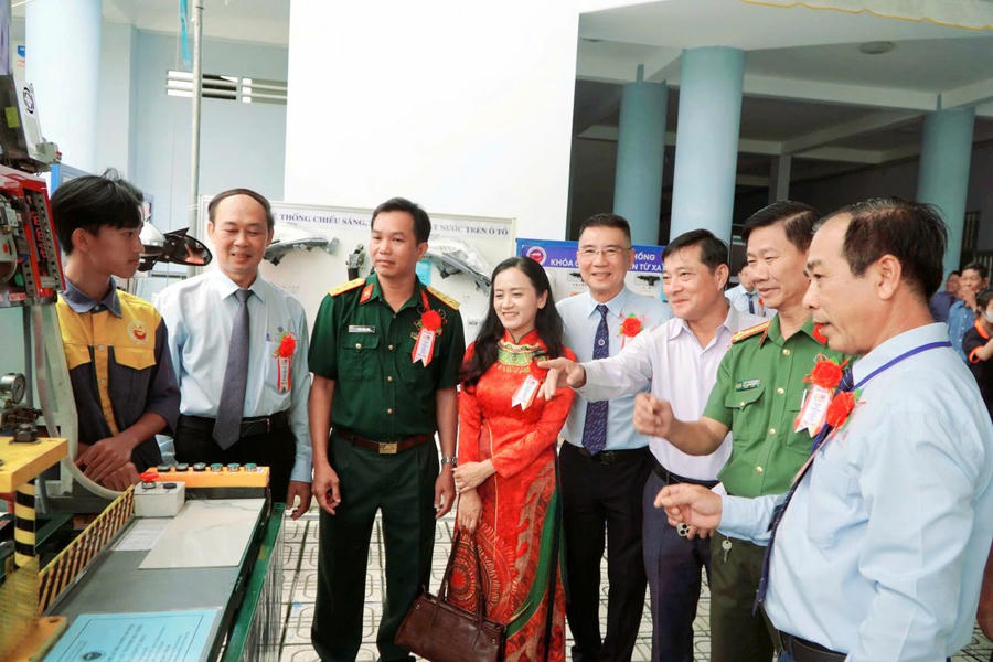 Ban Giám hiệu nhà trường qua các thời kỳ cùng các đại biểu tham quan khu trưng bày.