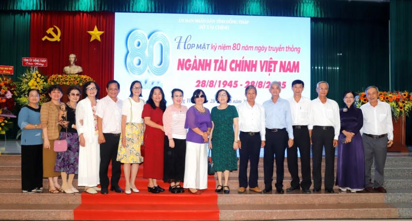 Các đại biểu chụp ảnh lưu niệm sau buổi họp mặt. Ảnh: Xuân Uyên