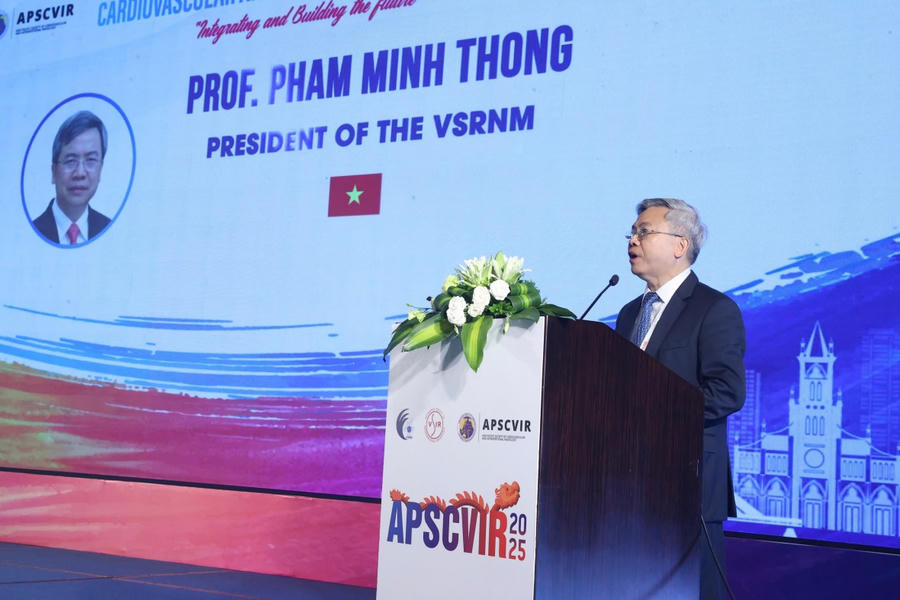 GS TS BS Phạm Minh Thông, chủ tịch Hội Điện Quang và Y Học hạt nhân phát biểu tại hội nghị.