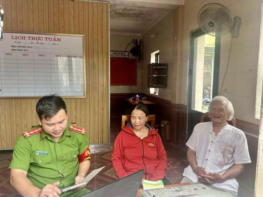 Cán bộ Công an giải thích hướng dẫn người dân phòng tránh đối tượng lừa đảo. (Ảnh: Công an Hà Tĩnh)