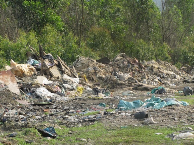 Không chỉ rác thải công nghiệp, rác sinh hoạt cũng chất đầy ngay bên quốc lộ, bất chấp biển báo "Cấm đổ rác".