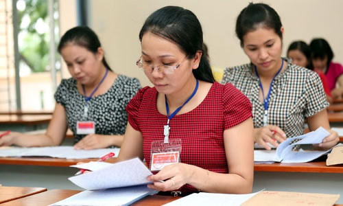 Các giáo viên đang tích cực chấm thi môn Ngữ Văn. Ảnh: Giáo dục và Thời Đại