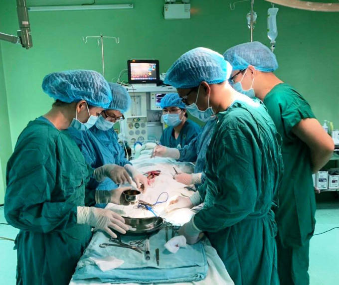 Bác sĩ đang phẫu thuât tạo hình cậu nhỏ cho bệnh nhi. Ảnh: BSCC