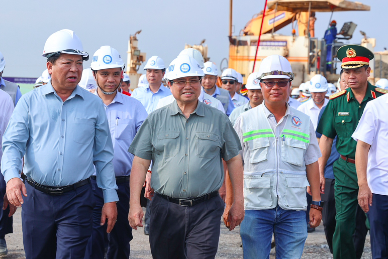 Thủ tướng Phạm Minh Chính kiểm tra hiện trường, động viên cán bộ, công nhân, người lao động trên công trường dự án Cảng hàng không quốc tế Long Thành (tỉnh Đồng Nai) - Ảnh: VGP/Nhật Bắc