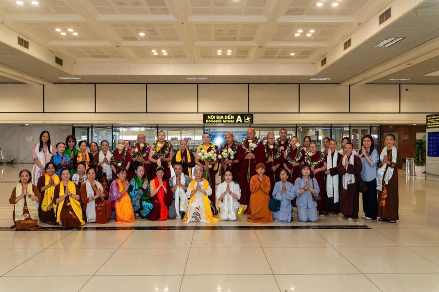 Đoàn Phật tử Việt Nam chào đón và chụp hình lưu niệm với Ngài Khentrul Kunchok Tenzin Rinpoche cùng Tăng đoàn tại sân bay quốc tế Nội Bài.