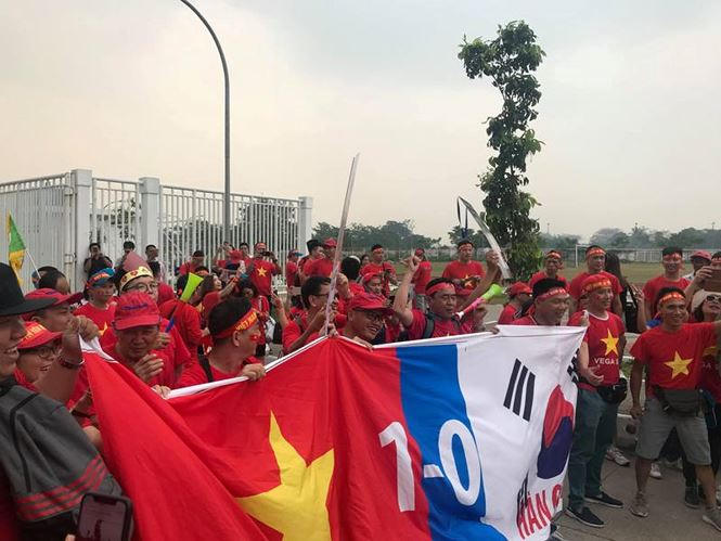 Việt Nam 1-0 Hàn Quốc. Niềm tin của các CĐV Việt Nam trước giờ bóng lăn.