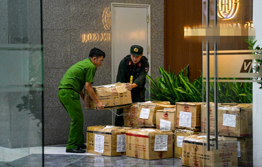 Nhiều thùng tài liệu được chuyển ra xe từ tòa nhà nơi đóng trụ sở Tập đoàn NextTech của Shark Bình. Ảnh: Huy Ân.