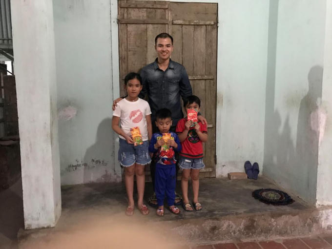 Ông Nguyễn Lý - Đại diện CLB trao trực tiếp quà đến với các hoàn cảnh khó khăn là gia đình chị Hương ở xóm Nam Bình, xã Vân Diên (Nam Đàn). Chồng mất sớm nên chị Hương nuôi 3 con ăn học.