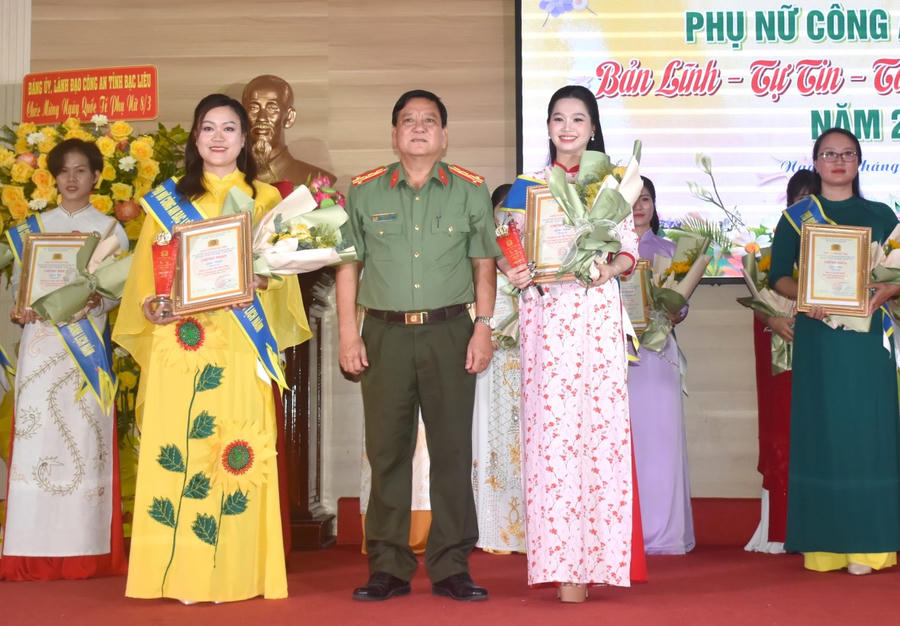 Đại tá Trương Công Dũng - Phó Giám đốc Công an tỉnh Bạc Liêu, trao giải Nhất cho 2 thí sinh đạt thành xuất sắc trong Hội thi.