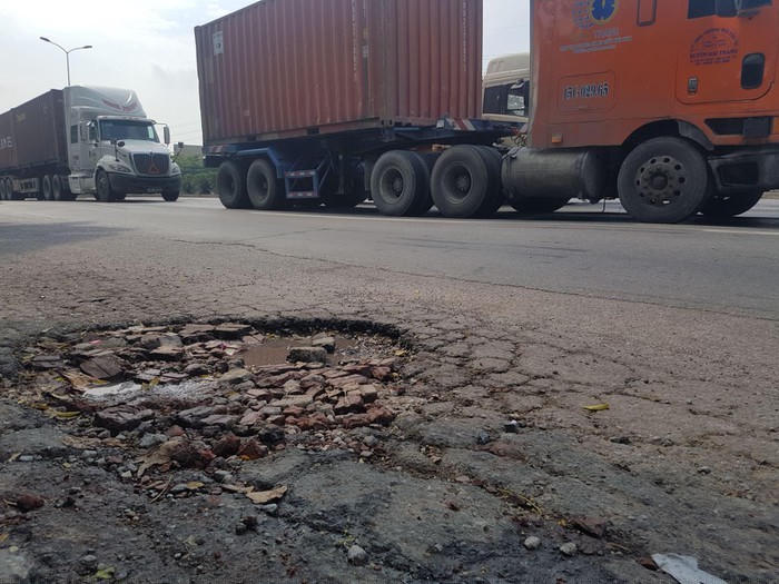 Mặt đường QL5 xuống cấp vì xe quá tải