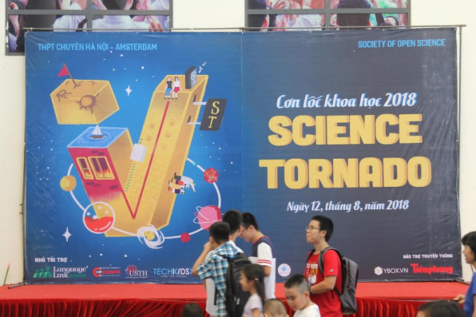 Triển lãm "Cơn lốc khoa học" do các bạn học sinh trường Amsterdam khởi sướng và tổ chức.