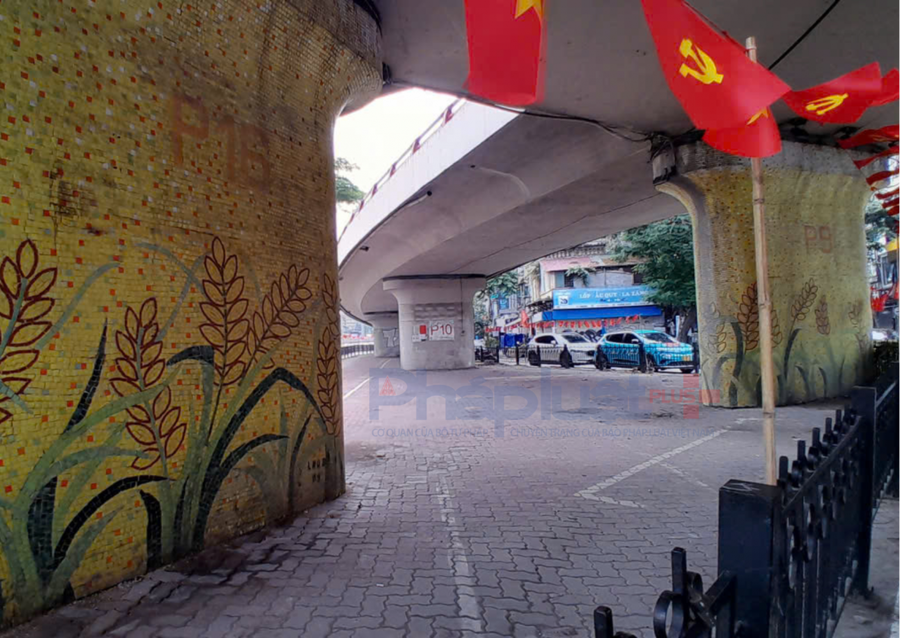Hiện tại các bãi xe dưới gầm cầu Chương Dương do Công ty Cổ phần Đồng Xuân (Sở xây dựng cấp phép) quản lý và trông giữ đã trống trơn không còn xe để dưới gầm cầu so với trước đó vài ngày.