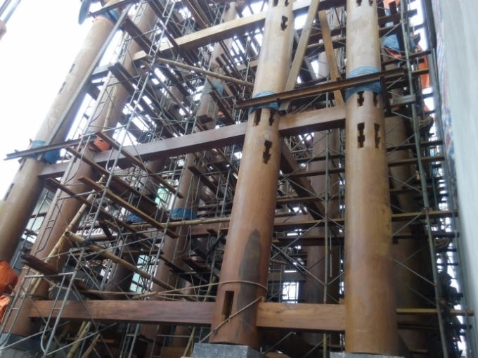 Ngôi nhà gồm 22 cột gỗ đường kính khoảng 1m, cao gần 20m được làm bằng gỗ Sao Xanh.