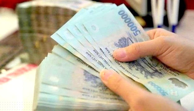 Từ ngày 1/1/2018, tiền lương tháng đóng BHXH có thêm khoản bổ sung khác. Tuy nhiên việc thực hiện còn chưa được nghiêm túc. (Ảnh: TL)