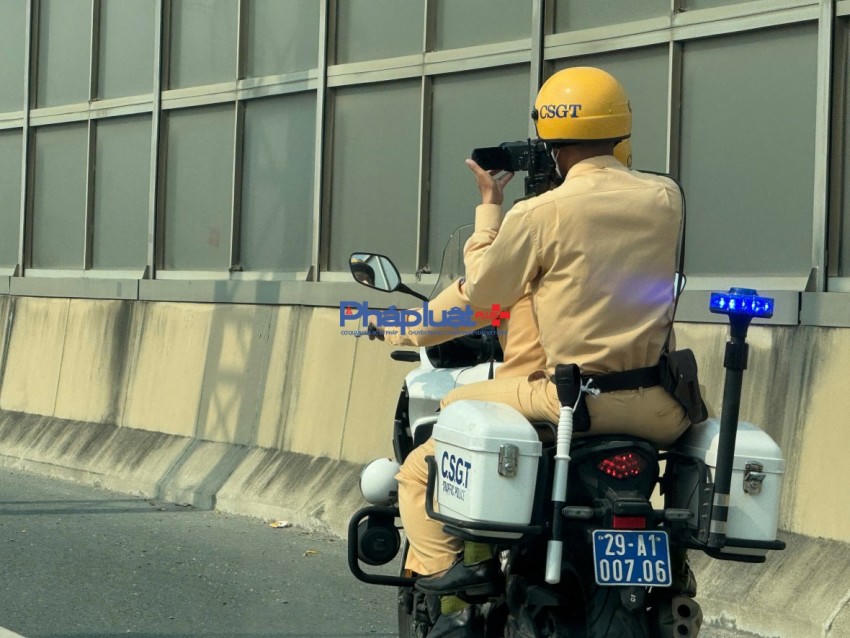 Cán bộ CSGT Đội CSGT đường bộ số 6 dùng xe chuyên dụng và phương tiện nghiệp vụ ghi lại những trường hợp vi phạm.
