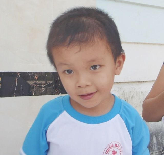 Bé Phát tỏ ra rụt rè khi có người lạ đến nhà