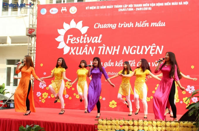 Các tiết mục khác đến từ sinh viên các trường Đại học, cao đẳng trên địa bàn Hà Nội. (Ảnh: Đức Biên)