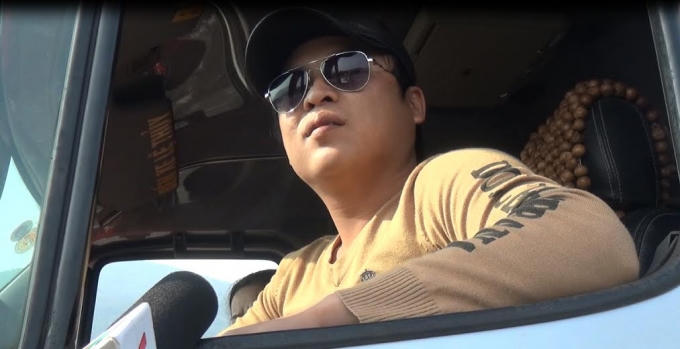 Anh Lê Văn Lượng, lái xe của HTX vận tải Kiến Giang bức xúc vì hai trạm thu phí quá gần nhau.
