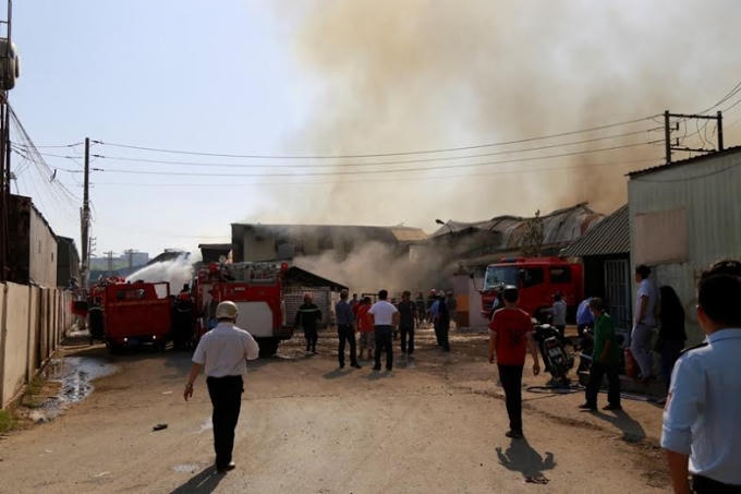 Hàng chục xe PCCC đã được huy động