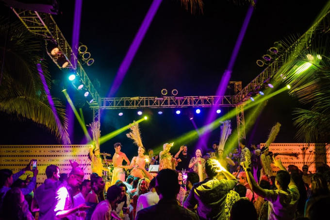 Không gian của bữa tiệc được khuấy động bằng màn DJ sôi động. Các khách mời cùng cô dâu chú rể cùng hòa nhịp trong những vũ điệu cuồng say, trao gửi cho nhau những tiếng cười, ,lời chúc hạnh phúc lứa đôi bền chặt cho cặp đôi tỷ phú.