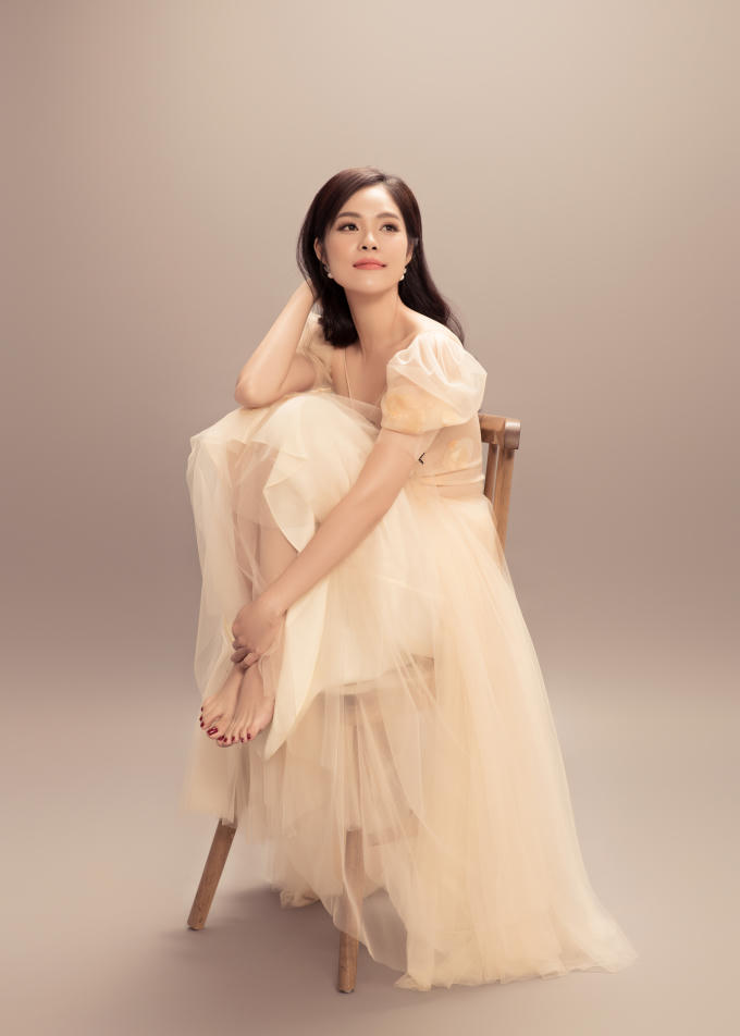 Diễn viên thực hiện bộ ảnh thời trang trong thời gian gặp chuyện buồn hôn nhân. Trong giây phút, cô bỗng nhiên rơi nước mắt. Ê kíp quyết điịnh giữ lại hình ảnh này vì đó là tâm trạng thật của diễn viên trong thời điểm lúc đó.