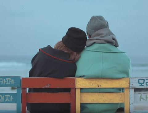 Trong Nơi này có anh, người xem hòa nhịp vào câu chuyện tình yêu của hai nhân vật chính qua những khoảnh khắc giản dị mà ngọt ngào.