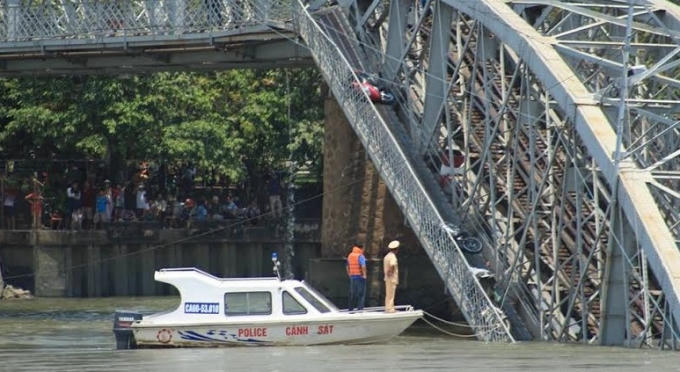 Vụ sập cầu Ghềnh: Người điều khiển s&agrave; lan kh&ocirc;ng tu&acirc;n thủ quy định ATGT đường thủy