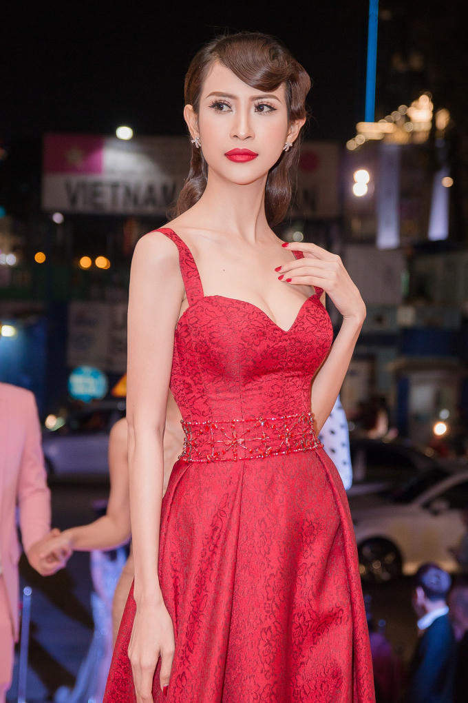 Hoa hậu Hằng Nguyễn diện đầm tím cực hot đọ sắc cùng á hậu Liên Phương