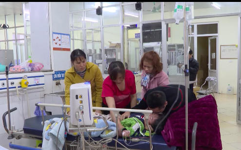 Cả 3 ông cháu ông C nhập viện trong tình trạng bị kích thích, bác sĩ bước đầu nghi ngờ có dấu hiệu bị ngộ độc thực phẩm chức năng.