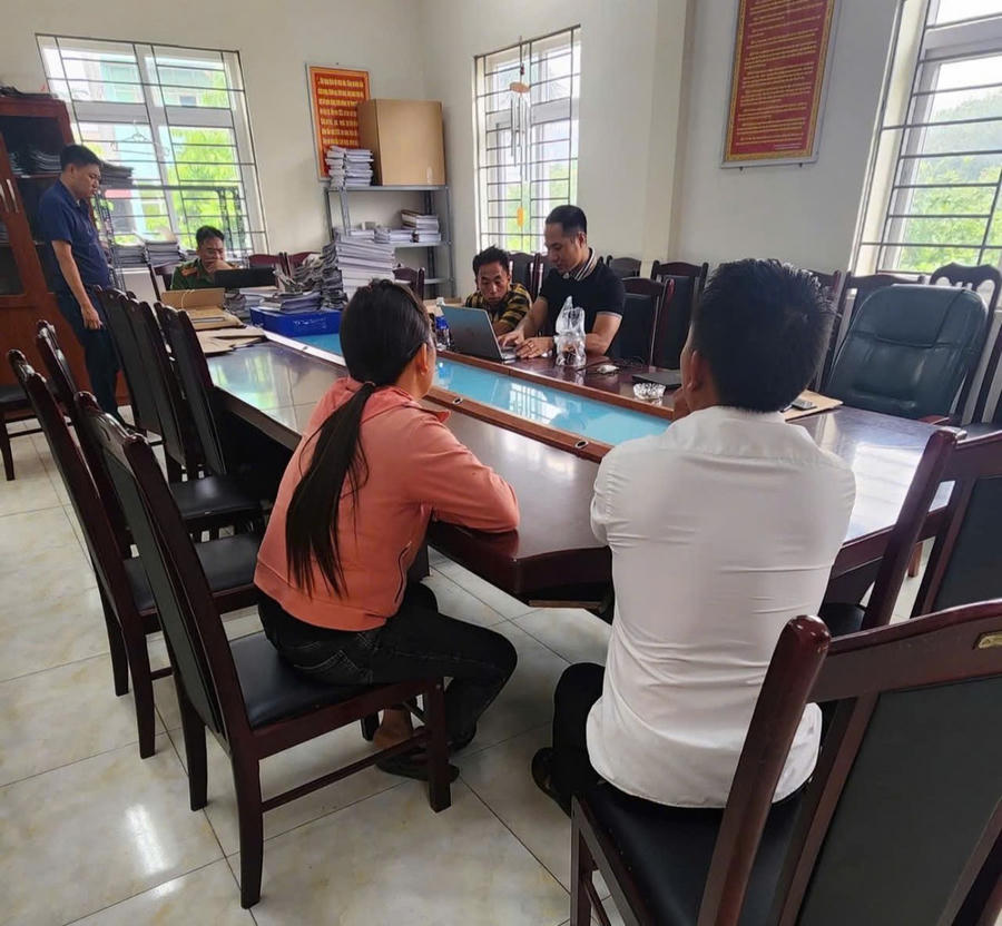 Hình ảnh Công an phường Mỹ Đình 2 làm việc với 2 nạn nhân bị "chặt chém" 4,2 triệu đồng khi đi taxi. (Ảnh: Xuân Trường)