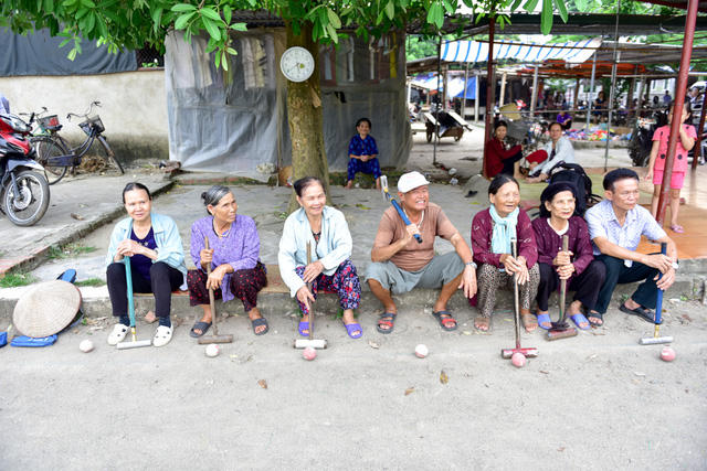 Ở làng Xuân Bách (Sóc Sơn, Hà Nội), một đội bóng cửa có khoảng 16 cầu thủ. Ngoài luyện tập trên sân vào mỗi chiều, các cụ nơi đây còn thường xuyên tổ chức giao hữu với các đội bóng ở làng lân cận.