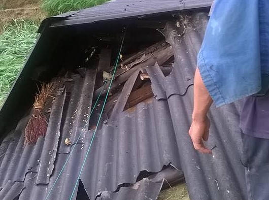 Do ảnh hưởng của báo số 2, Lào Cai xuất hiện mưa giông, lốc xoáy khiến nhiều ngôi nhà của người dân bị hư hại nặng.