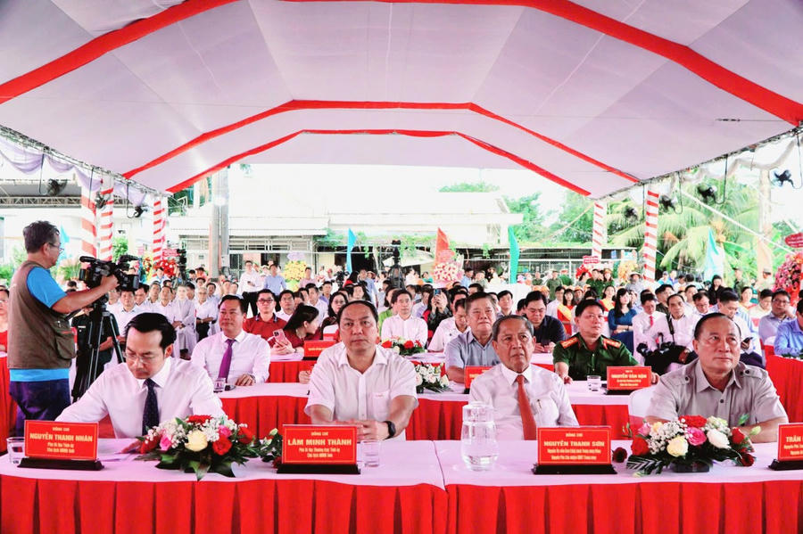 Các đại biểu tham dự lễ khởi công