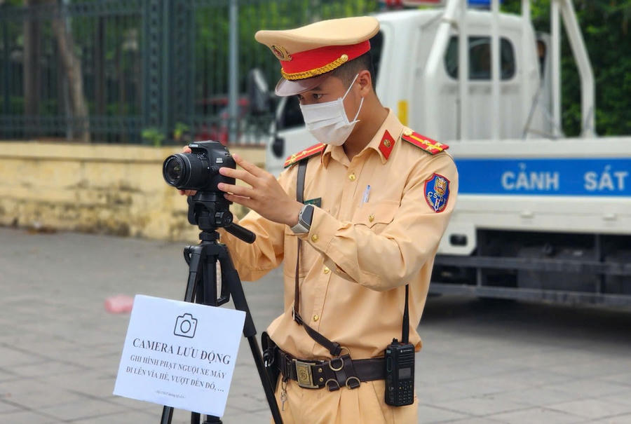 CSGT Hà Nội đặt máy quay ghi hình vi phạm (ẢNH: Đ.H).
