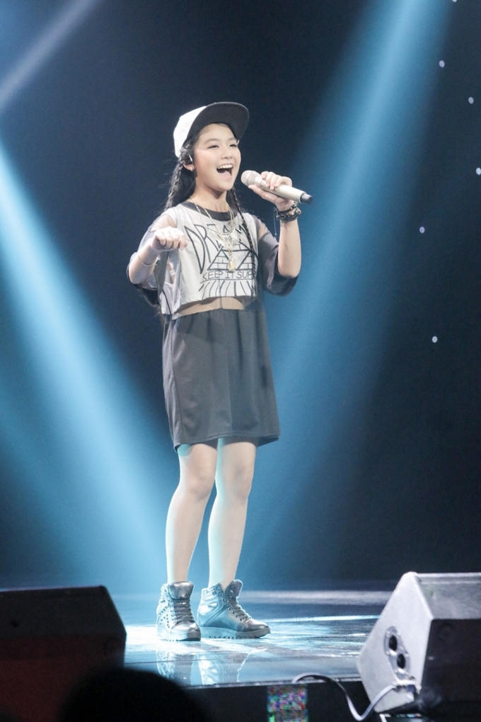 Trần Khánh Huyền thể hiện ca khúc  "Đông cuối".