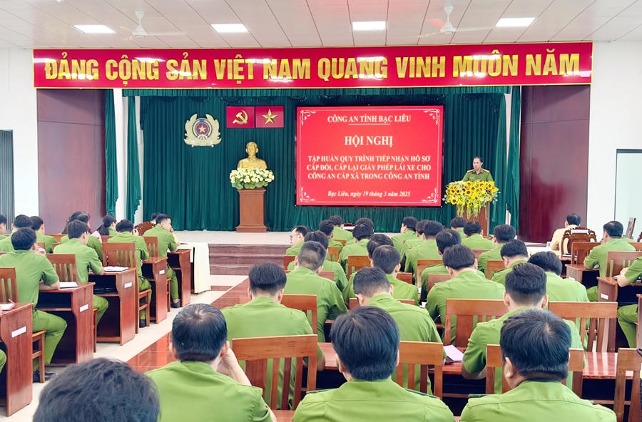 Quang cảnh tập huấn quy trình tiếp nhận hồ sơ cấp đổi, cấp lại giấy phép lái xe.