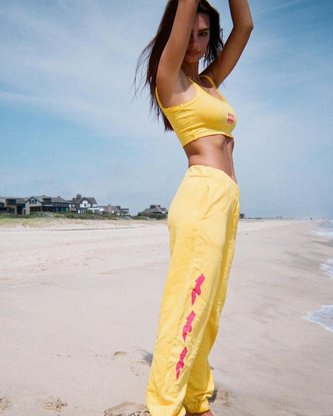 Emily Ratajkowski eo thon chân dài xuống phố - ảnh 6