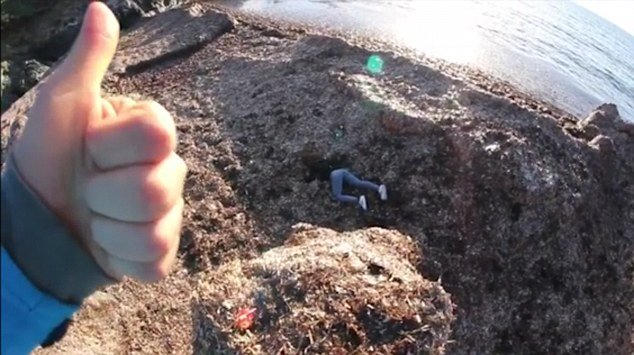 Sau khi bạn gái “nằm thẳng cẳng” dưới đất, chàng trai còn đưa ngón tay ra hiệu đắc ý.