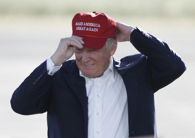 Ông Trump đội chiếc mũ mang khẩu hiệu "Làm nước Mỹ vĩ đại trở lại". (Ảnh: AP)