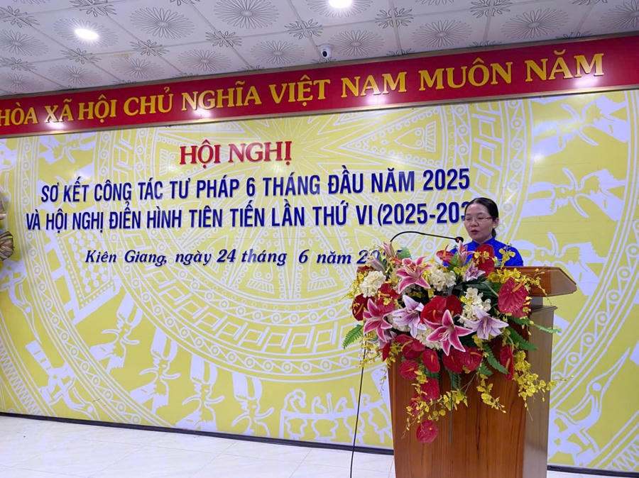 Đồng chí Phạm Thị Hương- PGĐ STP Kiên Giang Báo cáo phong trào thi đua 2020 - 2025